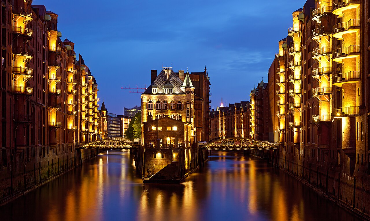 Hamburger Speicherstadt mit dem beleuchteten Wasserschloss